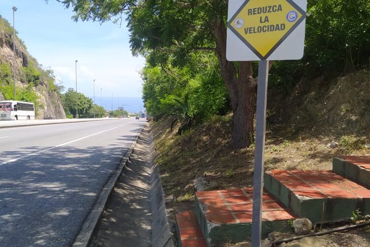 Colocan señales de tránsito en autopista Caracas-La Guaira