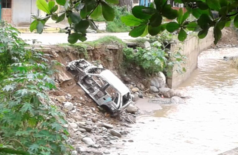Cayó tramo de la calle Renacer Unido por Marapa