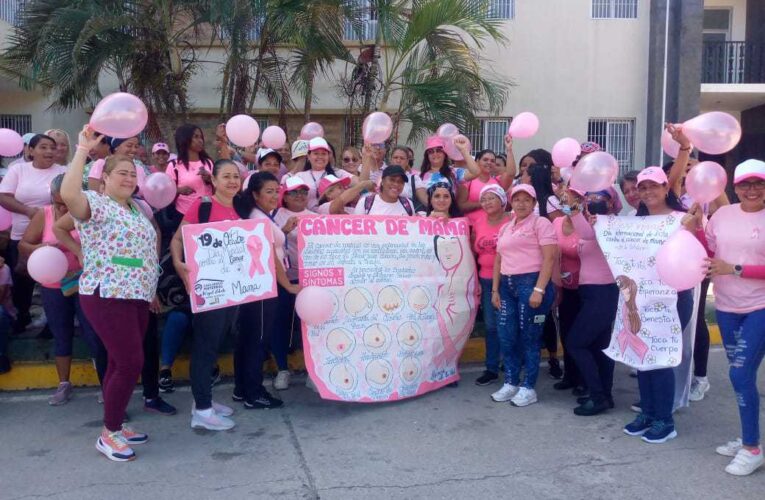 Mujeres caminan 1K para concientizar sobre la lucha contra el cáncer de mama