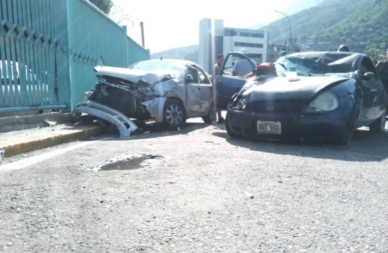Ford Ka chocó contra un Aveo estacionado en el Cruz Felipe Iriarte