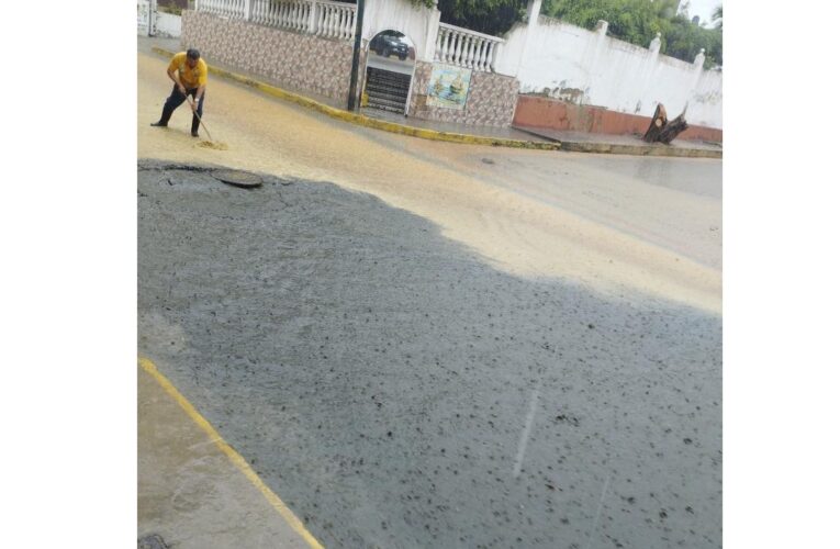 Siguen colapsados drenajes de aguas negras en Puerto Viejo