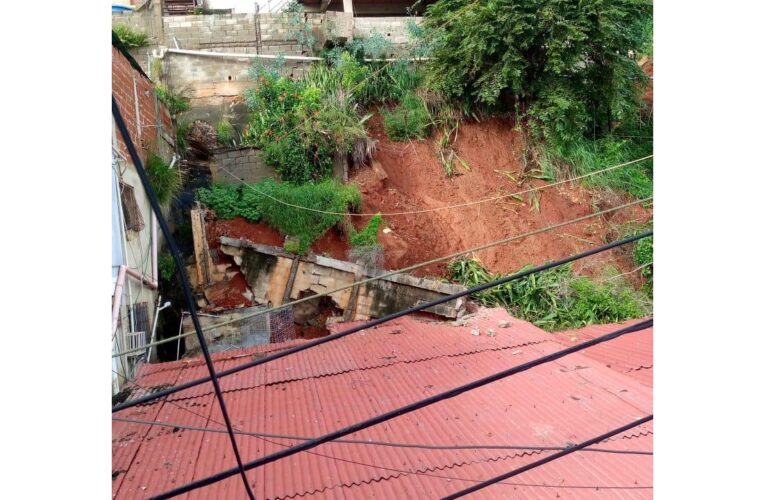 Terreno de una casa de 4 pisos en Simetaca se está socavando