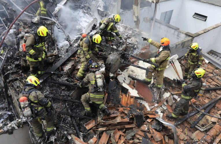 Se estrella avioneta en zona residencial de Medellín y deja 8 fallecidos