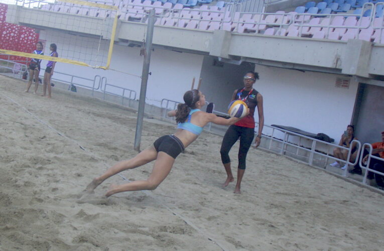 Voleibol playa escolar se prepara en Camurí Chico