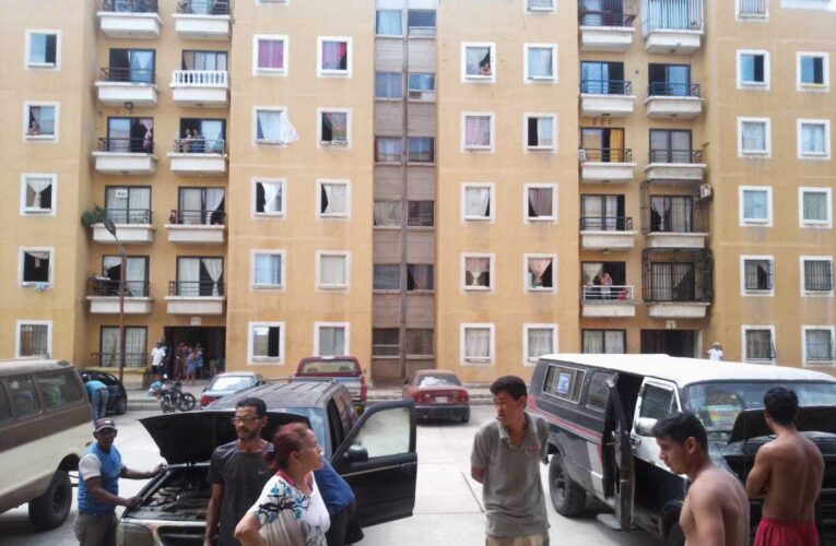 Desalojan a 9 familias de sus apartamentos en Mare Abajo