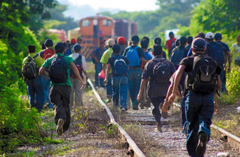 Detienen a 300 migrantes al disolver dos caravanas en México