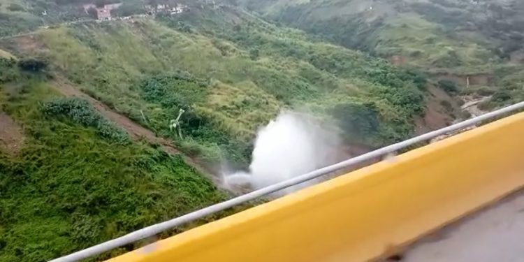 Miles de litros de agua se pierden por tubo roto cerca de la Caracas – La Guaira