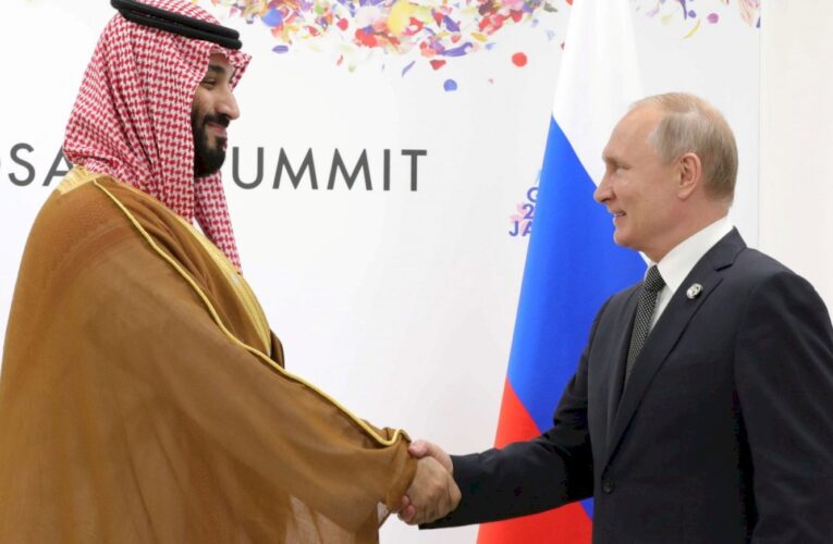 Opep y Rusia deciden mantener recortada su oferta petrolera