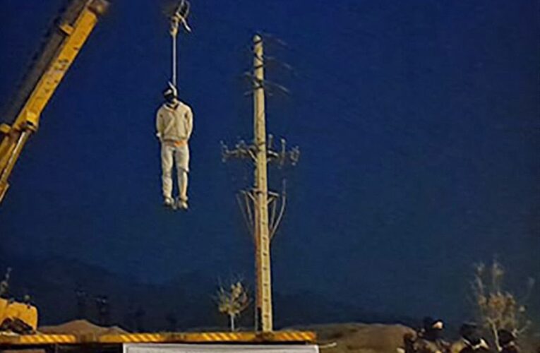 Irán ahorcó en público al joven Majidreza Rahnavard, por «odio contra Dios»