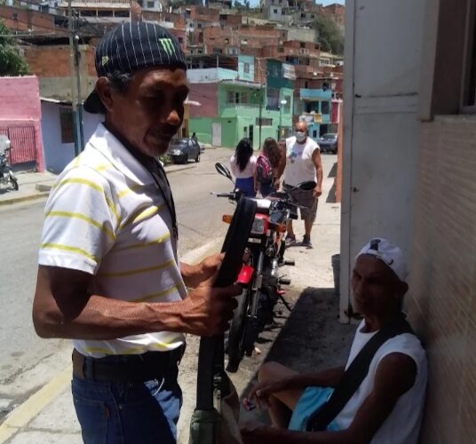 Vecinos denuncian desvió de materiales de construcción en Mirabal