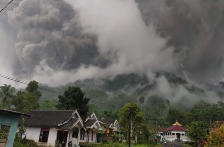 2 mil desplazados tras la erupción de un volcán en Indonesia