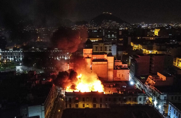 Incendio arrasó una casona histórica en Lima en medio de las protestas