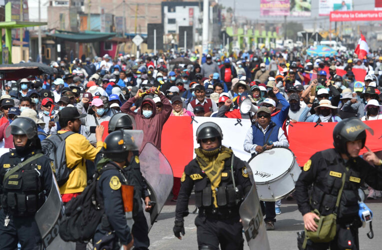 Con bloqueos de vías reinician protestas contra el gobierno de Perú
