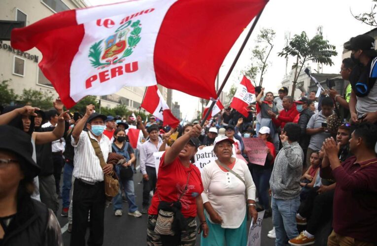 Perú en vilo ante decisión del Congreso por adelanto de elecciones