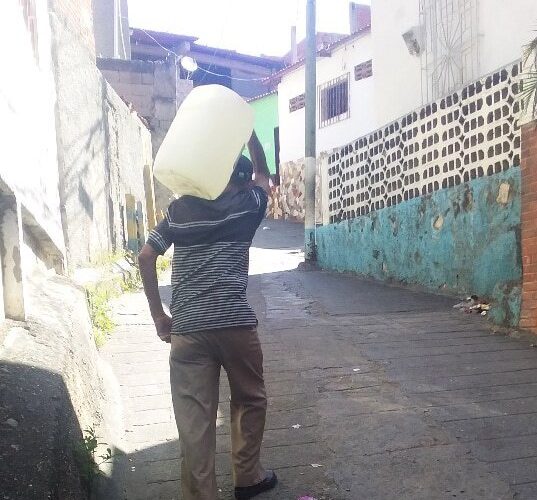 Familias de El Brillante pasan un mes sin agua