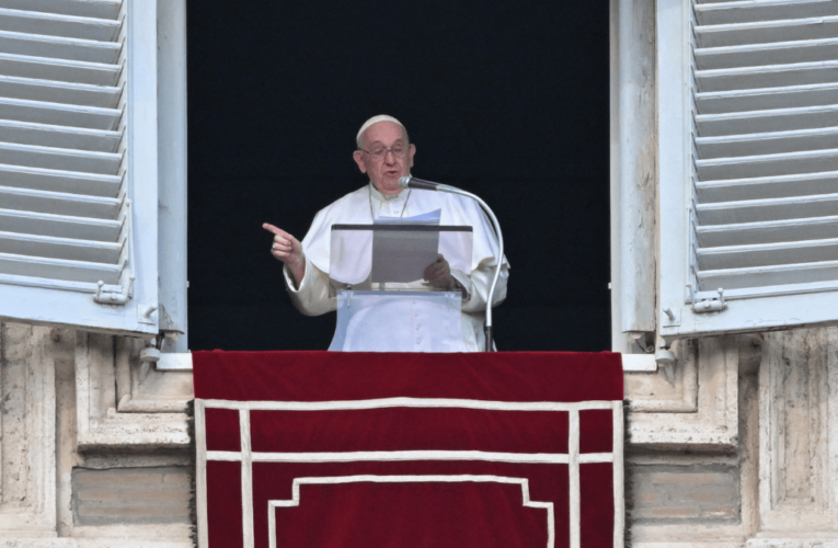 Papa Francisco pide poner fin a los actos de violencia en Perú