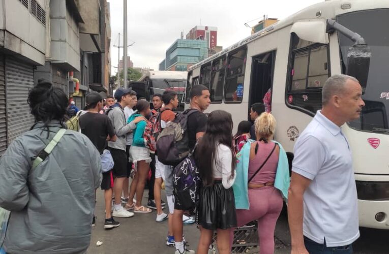 60 buses de movilizaron a primeras horas de este domingo