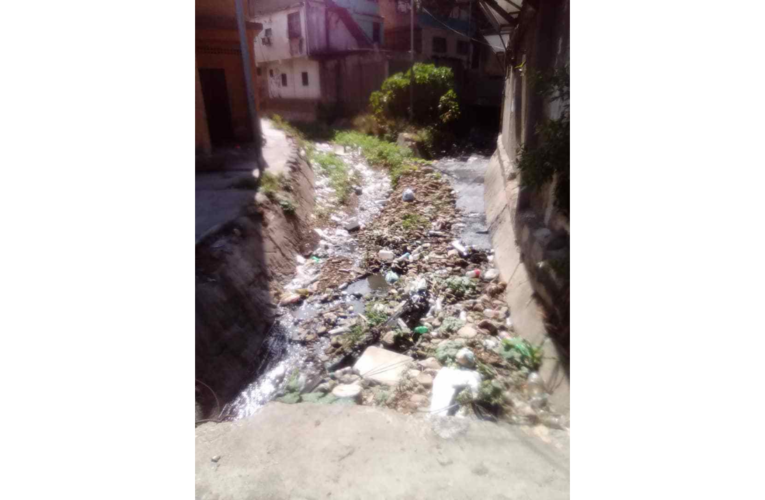 Quebrada del barrio «Aquí Está» es foco de contaminación