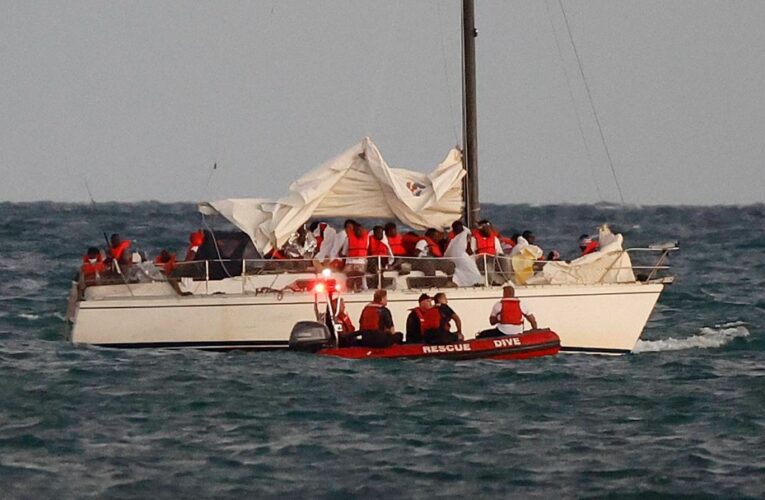 EEUU detiene bote con 396 migrantes haitianos cerca de Bahamas