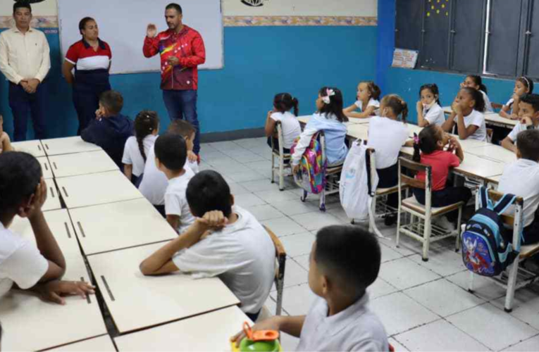 Gobernador Terán da la bienvenida a clases a estudiantes y docentes