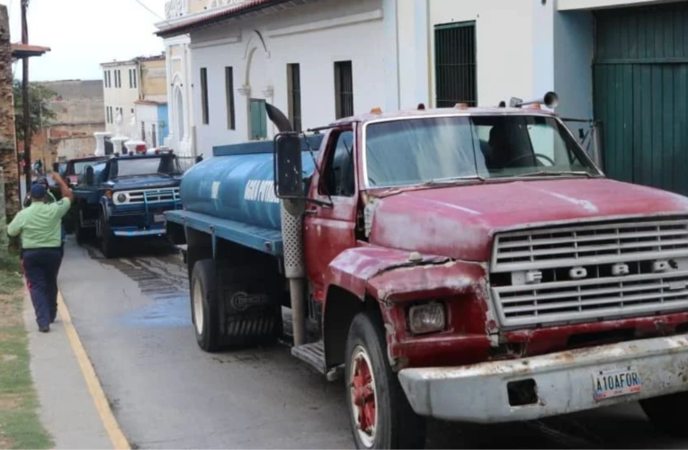 Cisterneros de La Guaira apoyan a escuelas y ambulatorios con agua