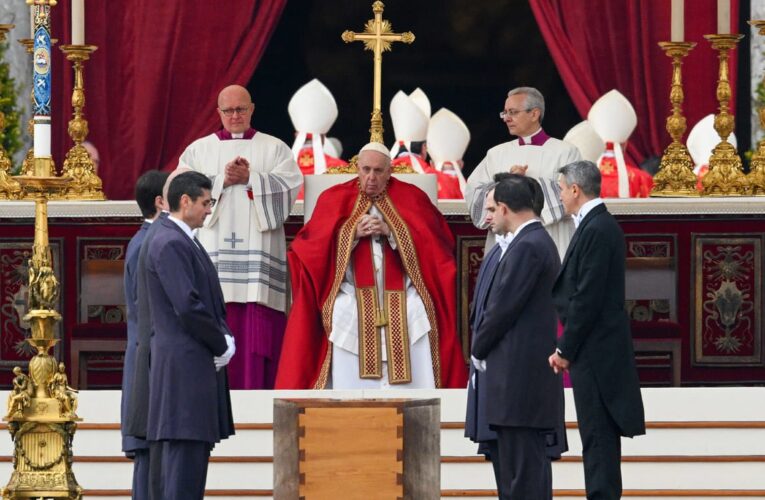 Benedicto XVI ya reposa en la antigua tumba de Juan Pablo II