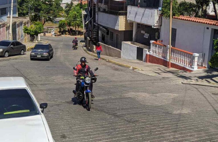 Cansados de los motorizados que suben a gran velocidad en Blanquita de Pérez