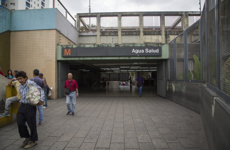 Convulsionó y cayó en los rieles del Metro de Caracas
