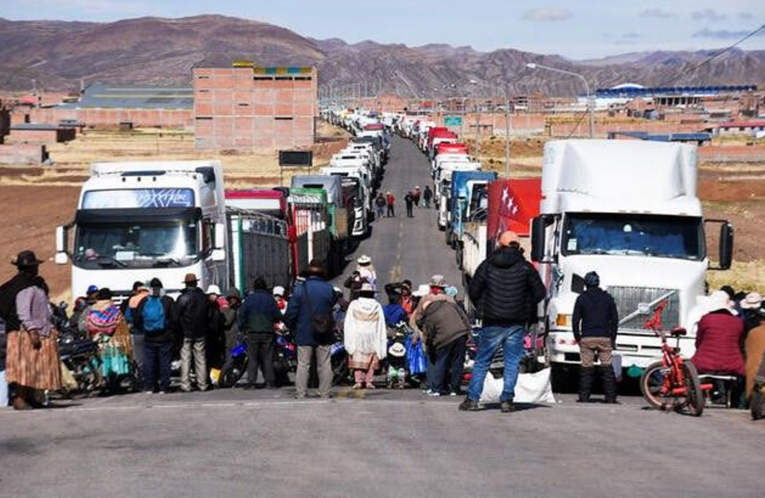 Escasean alimentos y combustible por protestas en Perú