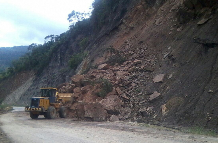Protección Civil cierra la carretera hacia El Vigía por derrumbes