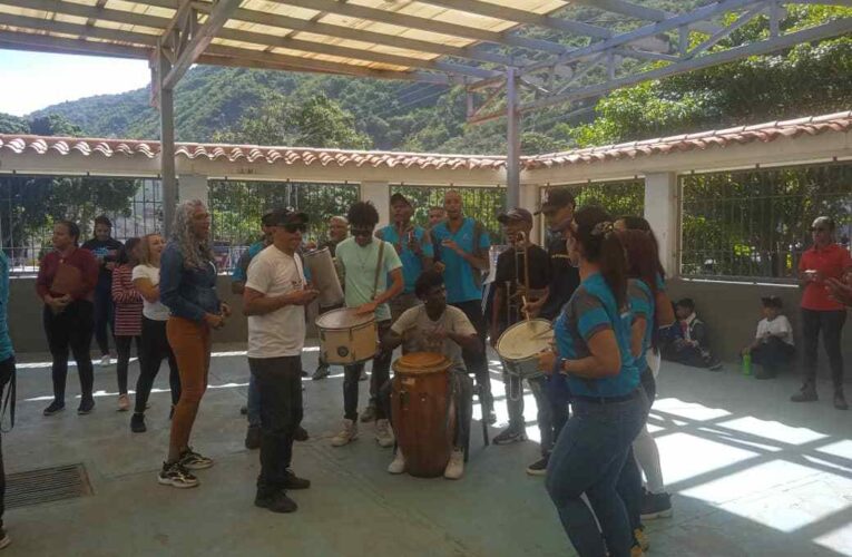 La escuela Guaicoto celebró la Paradura del Niño Jesús