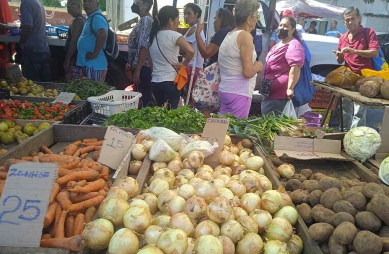 Hay precios solidarios en la feria de hortaliza de El Trébol