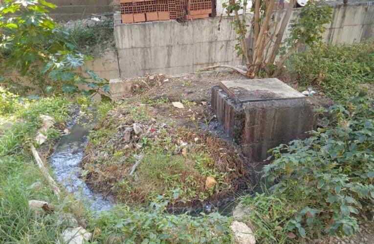 Obstruida se encuentra una cañería en Quebrada Germán