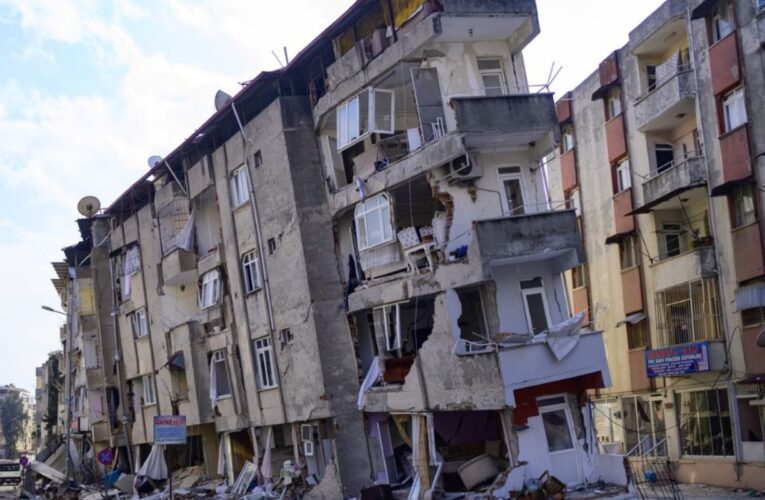 Derribarán 50 mil edificios dañados por el terremoto en Turquía