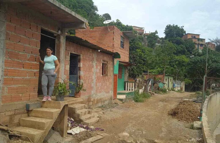 Habitantes de La Ceiba esperan su reubicación