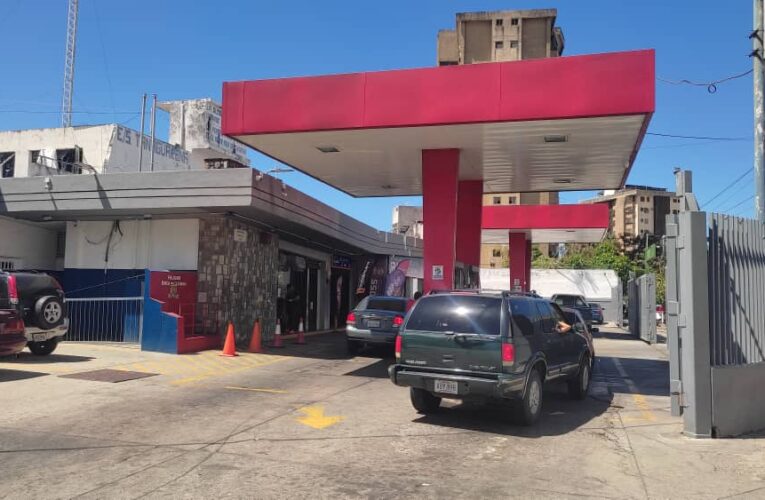En bomba de Tanaguarena surten gasolina 14 horas diarias