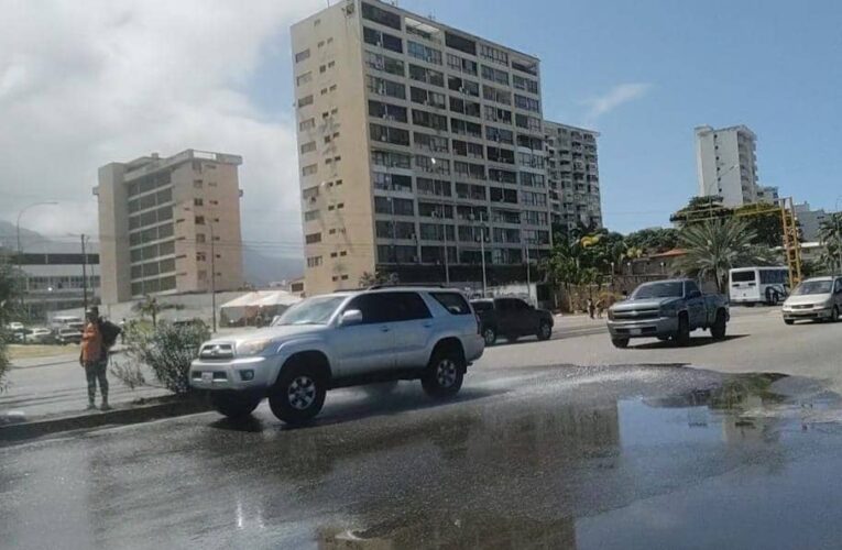 Aguas servidas contaminan adyacencias de Playa Coral