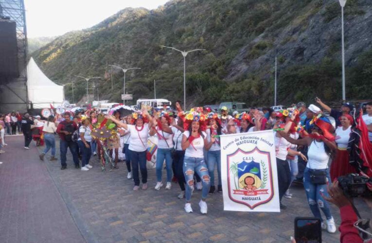 Desfile escolar en honor a la mujer