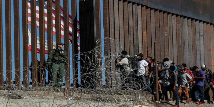 Asesinan a pedradas a migrantes en frontera de México y EEUU