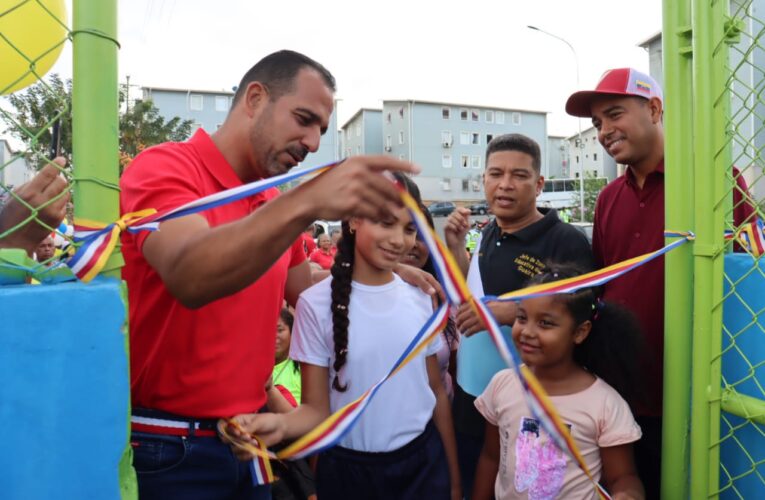 Terán inauguró cancha número 47 en Urimare para 600 niños