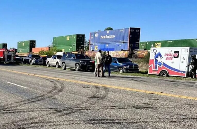 2 migrantes muertos y 10 vivos hallaron encerrados en tren de carga en Texas