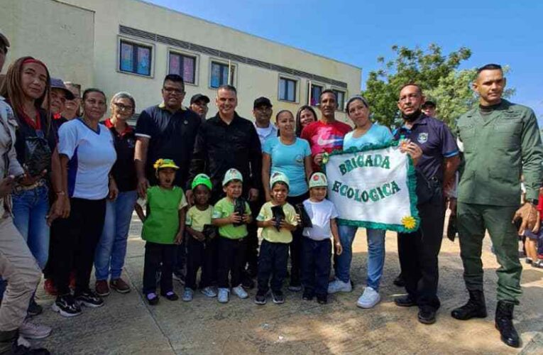 Plan Un estudiante un árbol llegó a escuelas del Urbanismo Chávez