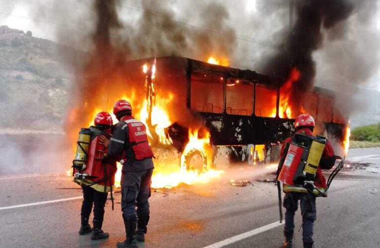 Se incendió bus en la autopista