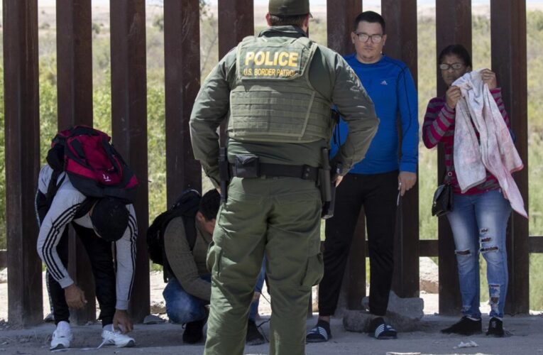 Policías extorsionan a migrantes que van a EEUU