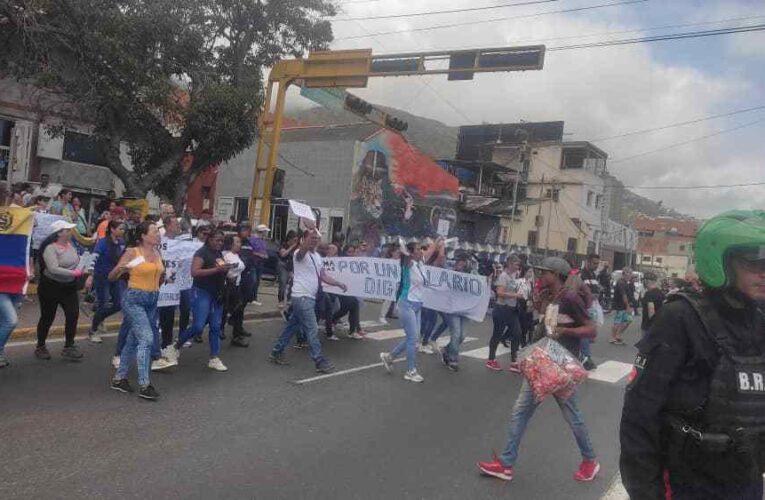 Educadores tomaron calle Los Baños para exigir mejor salario