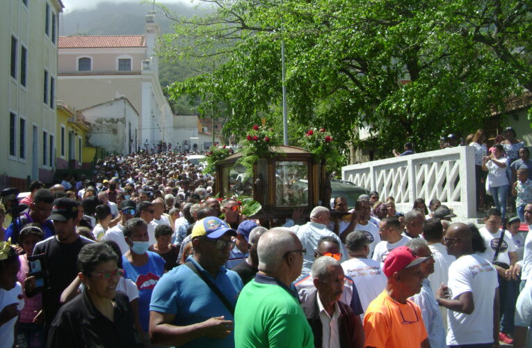 Cientos de devotos participaron en la misa y procesión del Cristo de la Salud de La Guaira