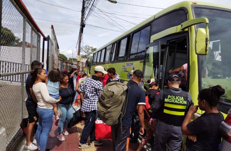 Panamá reanuda traslado de migrantes tras revisión de buses