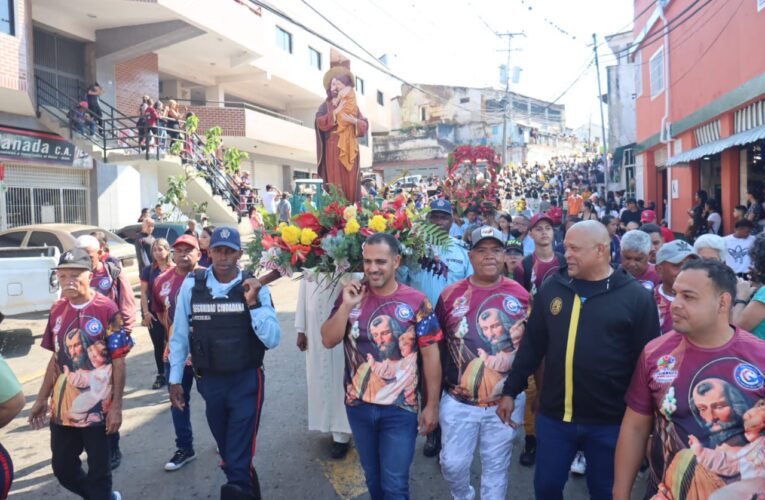 Desfilan en honor a San José en Carayaca‌