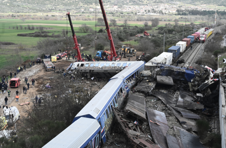 36 muertos en choque de trenes en Grecia