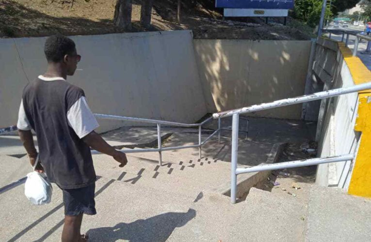 A oscuras y con severas filtraciones se encuentra el túnel de Macuto